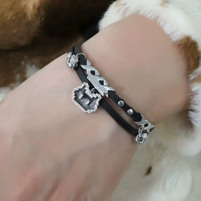 🎁 FREE - Pixel Cat Charm Bracelet