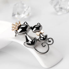 Load image into Gallery viewer, Playful Meow - Queen Cat Couple Brooch Pin- Review

