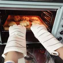 Load image into Gallery viewer, Playful Meow - Soft Cat Paws Insulated Oven Mitt- Review
