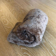 Load image into Gallery viewer, Warm and Cushy Cat Beds
